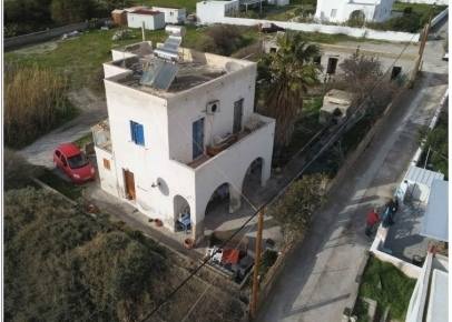 Νο 6  Πωλείται οικόπεδο με παλιό κτίριο στην Περίσσα