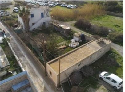 Νο 6  Πωλείται οικόπεδο με παλιό κτίριο στην Περίσσα