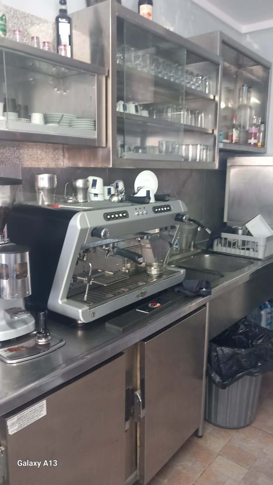 Ενοικιάζεται πολυχώρος με χώρο στάθμευσης