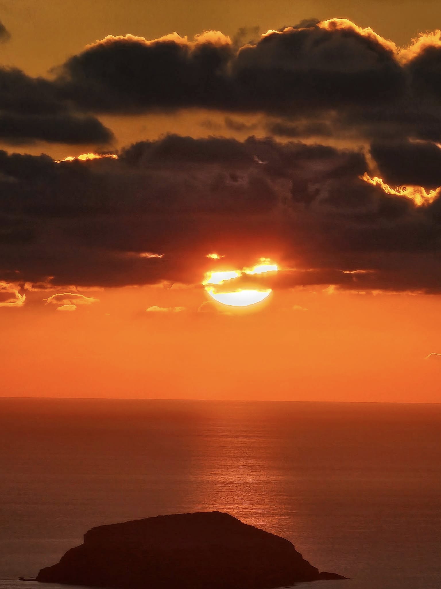 Σαντορινη ζητειται Κοπέλα για κουζίνα και Μπαριστα