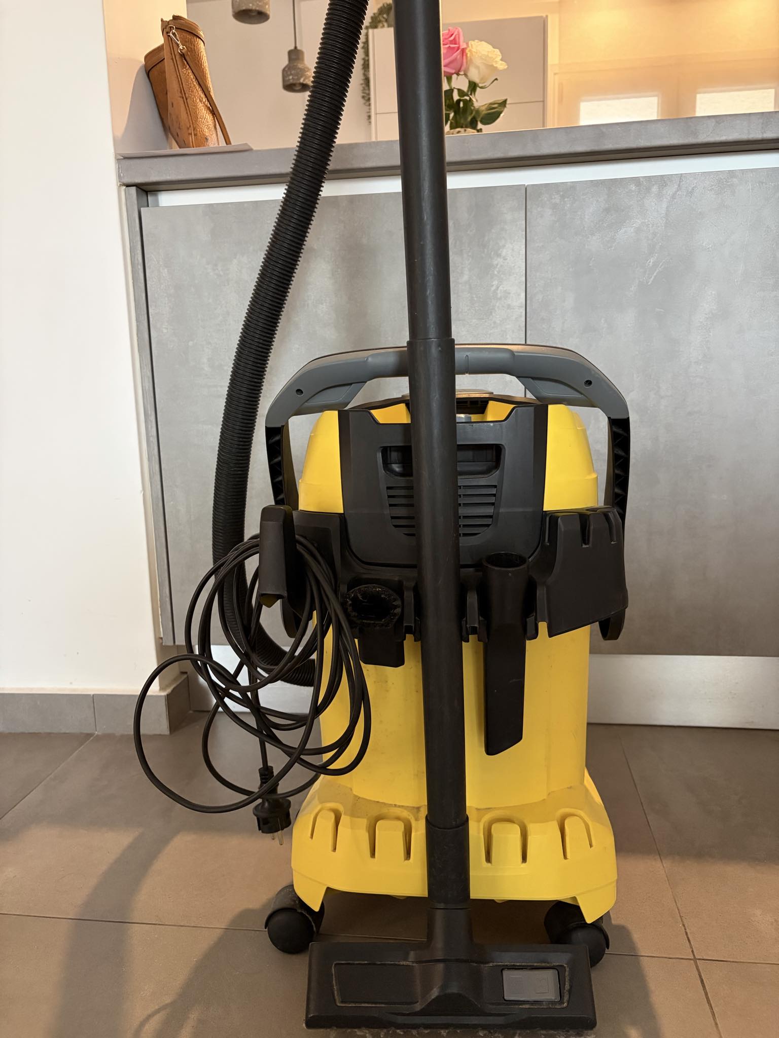 Πωλειται ηλεκτρική σκούπα.