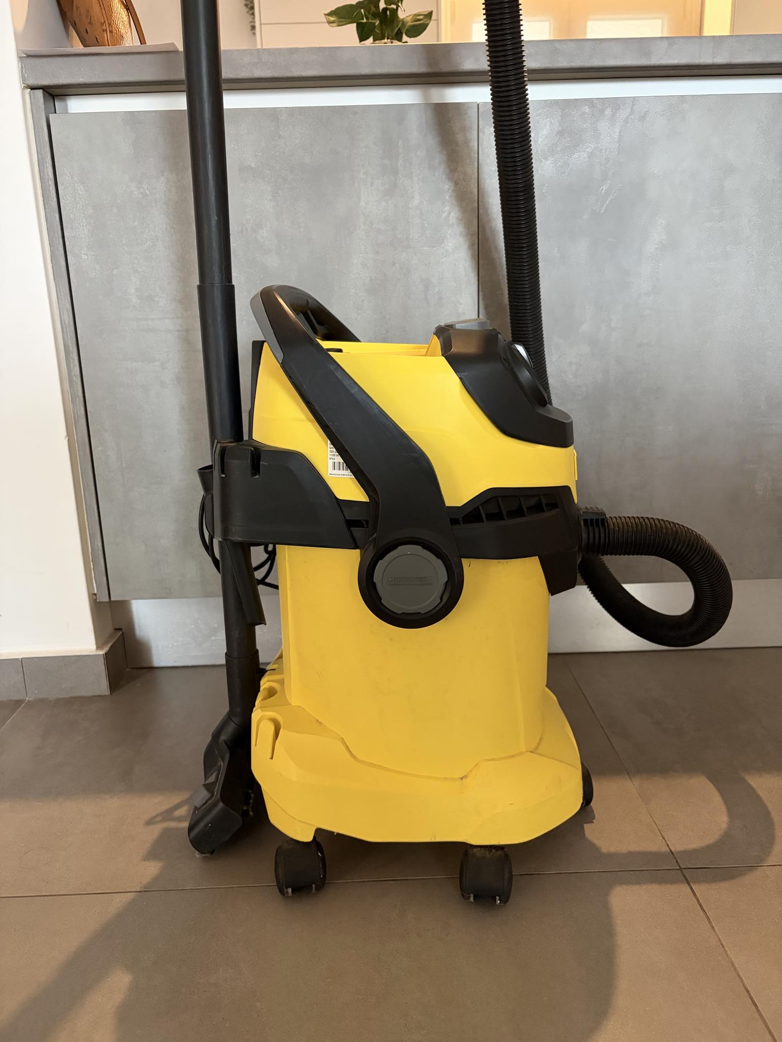 Πωλειται ηλεκτρική σκούπα.