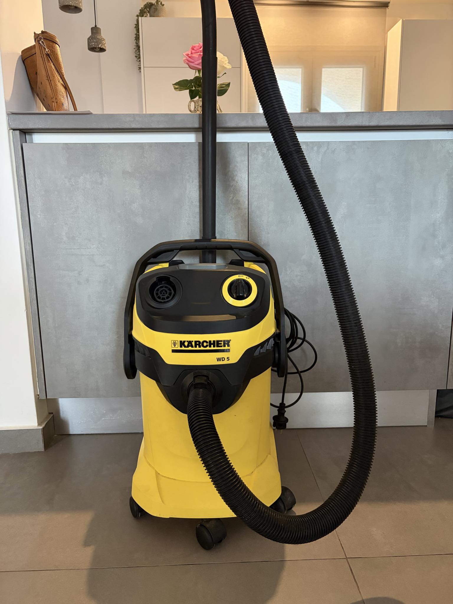 Πωλειται ηλεκτρική σκούπα.