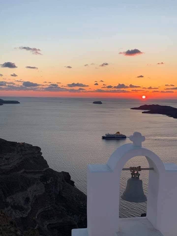 Σαντορινη ζητειται: HOUSEKEEPING – BAR