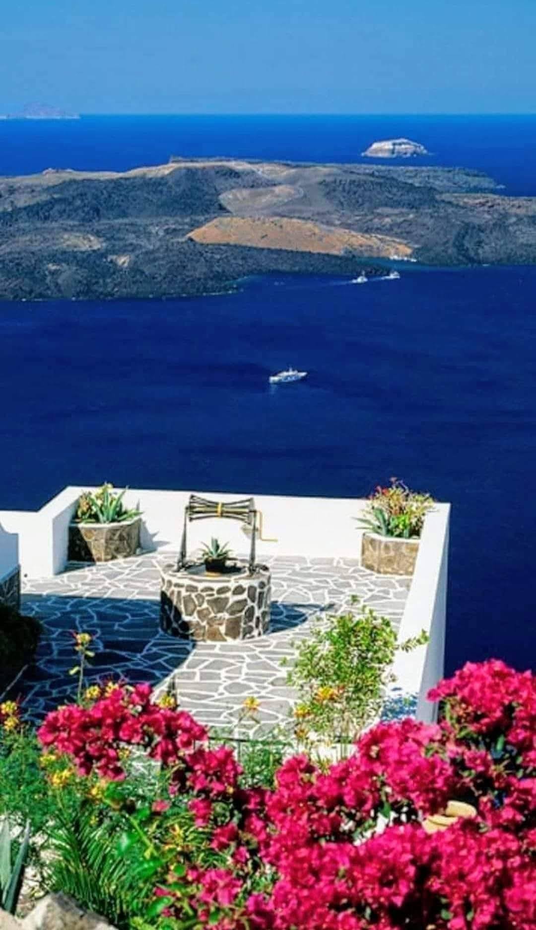 Σαντορινη ζητειται: Ρεσεψιονίστ – Καμαριέρα