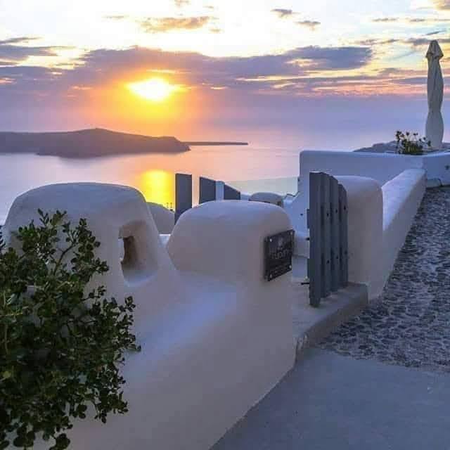 Σαντορινη Φηρά ζητουνται Σερβιτόροι για ξενοδοχείο