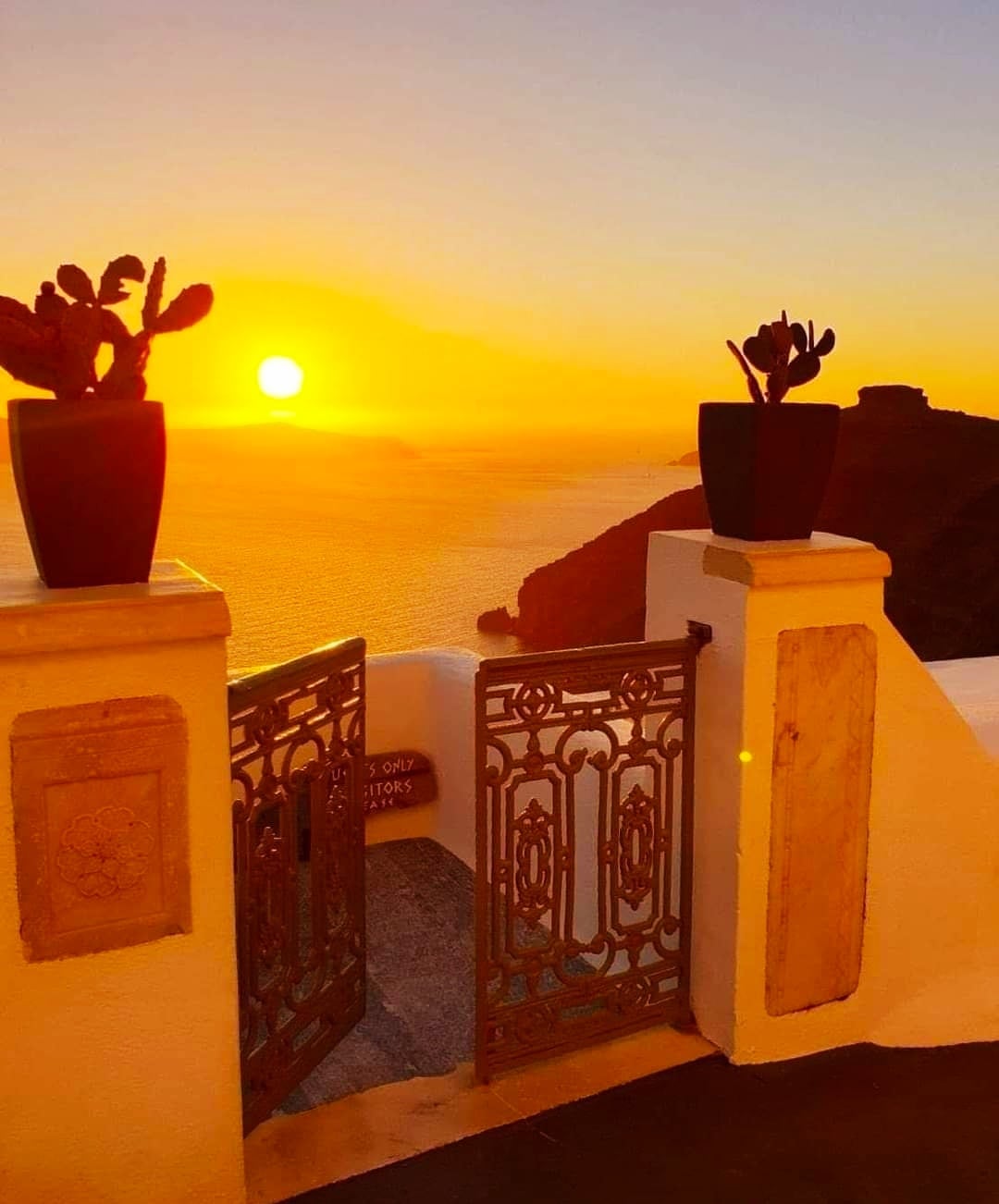 Σαντορινη ζητειται Σερβιτόρος / ρα Α’